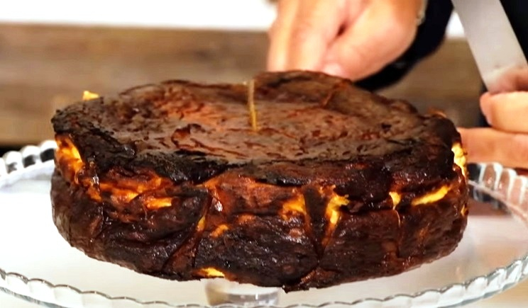 «Καμμένο» cheesecake των Βάσκων, από τον Στέλιο Παρλιάρο (ΒΙΝΤΕΟ)