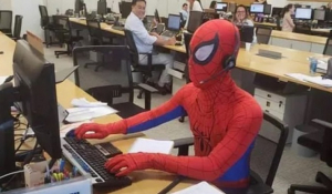 Τραπεζίτης παραιτήθηκε και πήγε στη δουλειά ντυμένος... Spiderman