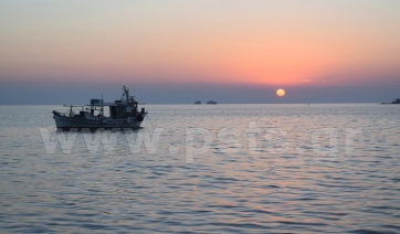 Παραδοσιακό καλάρισμα στην παραλία της Παροικίας Πάρου!  Αναβίωση της πεζότρατας με μουσική και χορό! (Βίντεο + Φωτό)