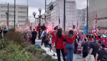 Ολυμπιακός – Φιορεντίνα: «Βουλιάζει» ο Πειραιάς από χιλιάδες ερυθρόλευκους οπαδούς για τον τελικό του Conference League {Βίντεο)