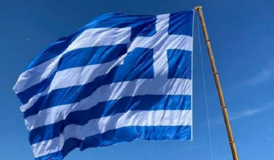 28η Οκτωβρίου: Η μεγαλύτερη ελληνική σημαία υψώθηκε στη Σαντορίνη