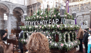 Πάρος – Μ. Παρασκευή: Εικόνες από τους ανθοστόλιστους Επιταφίους του νησιού