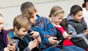 Έρευνα Focus Bari: Με ένα κινητό στο χέρι οι Έλληνες ακόμα και τα παιδιά - Φανατικοί του mobile internet και του Chat GPT
