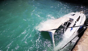 Καιρός: Οι θυελλώδεις άνεμοι βούλιαξαν σκάφος στο λιμάνι του Ναυπλίου - Βίντεο