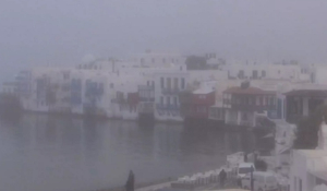 Τοπίο σε «βαριά» ομίχλη η Μύκονος! – Μοναδικές εικόνες του νησιού εξαιτίας του Sea Smoke (Βίντεο)