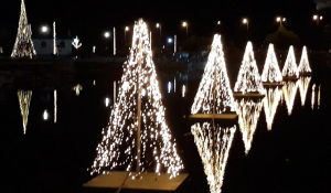 Εύβοια: O εντυπωσιακός Χριστουγεννιάτικος στολισμός μέσα στη θάλασσα