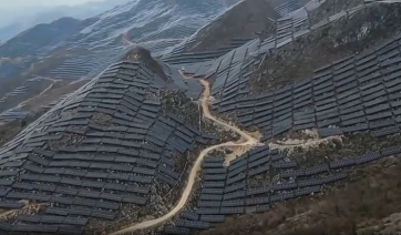 Κίνα: Απόκοσμες εικόνες, «έντυσαν» ολόκληρα βουνά με φωτοβολταϊκά, δείτε βίντεο