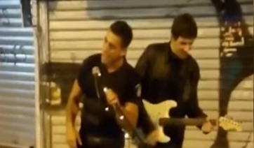 Viral: Αστυνομικός τραγουδά «Stand by me» στο Μοναστηράκι [βίντεο]