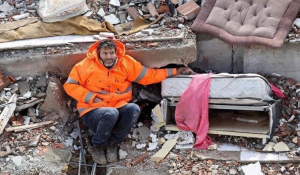 Σεισμός στην Τουρκία: Η φωτογραφία που ραγίζει καρδιές