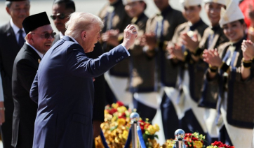 Κουάλα Λουμπούρ: Ο Τραμπ έγινε δεκτός με σημαίες, μουσική και χορό! (βίντεο)