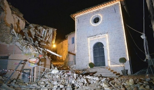 Ένας νεκρός και εικόνες καταστροφής μετά το μπαράζ σεισμών στην Ιταλία