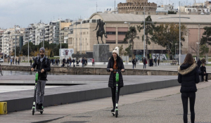 Θεσσαλονίκη: Γέμισε ο βυθός στο Θερμαϊκό με ηλεκτρικά πατίνια -Ποιοι τα πετούν