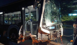 Ακυβέρνητο λεωφορείο για 150μ στη Βουλιαγμένης - Ξήλωσε κολώνες, πινακίδες και έπεσε σε περίφραξη κτιρίου (βίντεο)