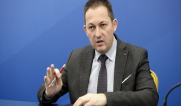 Πέτσας: Σφράγιση καταστημάτων για τα παράνομα τραπεζοκαθίσματα σε δημόσιους χώρους