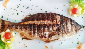 Πώς θα ξεφορτωθείς τη μυρωδιά του μαγερεμένου ψαριού από την κουζίνα