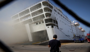 Ακόμη «καπνίζει» το πλοίο Ελευθέριος Βενιζέλος -Εχει πάρει μεγάλη κλίση
