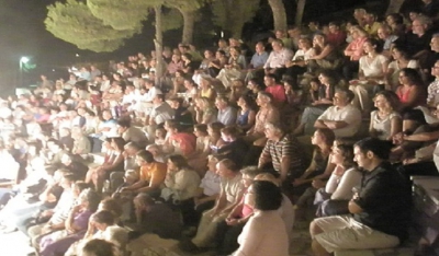 Το συγκρότημα Έντεχνης Ελληνικής Μουσικής «ΕΜΜΕΛΟΝ» στις Λεύκες της Πάρου