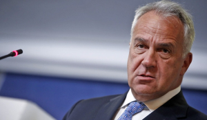 Επίθεση με αυγά και πέτρες δέχθηκε από κουκουλοφόρους ο Μάκης Βορίδης στο Ηράκλειο Κρήτης (βίντεο)