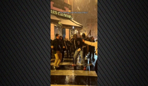 Κόσμος χορεύει στο χιονισμένο Παρίσι υπό τους ήχους του «All i want for Christmas is you» - Δείτε το viral βίντεο