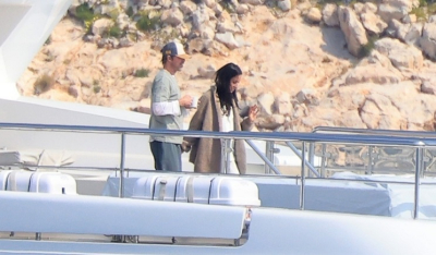 Ο Μπραντ Πιτ και η Ινές ντε Ραμόν σε πολυτελές σκάφος κατά τη διάρκεια γυρισμάτων στην Ελλάδα - Δείτε φωτογραφίες