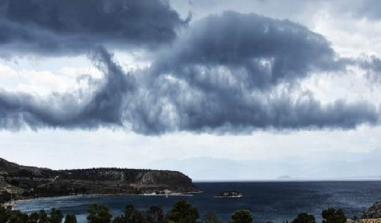 Πάρος: «Άνοιξαν οι ουρανοί» στην Πάρο – Ισχυρή βροχόπτωση στο νησί