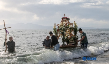 Δέος και συγκίνηση στην περιφορά του Επιταφίου μέσα στη θάλασσα στο Καστράκι Νάξου