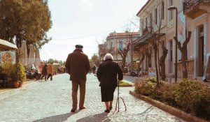 Συνελήφθη 21χρονος για ληστεία και απόπειρα ανθρωποκτονίας σε βάρος ηλικιωμένου, που τελέστηκαν τον Ιούνιο του 2025 στα Μέγαρα Αττικής