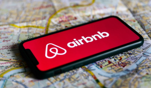 Τέλος στις ελεύθερες ζώνες Airbnb - Μπλόκο αδειών και νέοι κανόνες από το 2026, τι ισχύει για την Αθήνα
