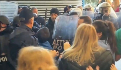 Επεισόδια στο Κρατικό Νίκαιας ανάμεσα σε ΜΑΤ και διαδηλωτές- Γεωργιάδης: Κινδύνευσε η σωματική μου ακεραιότητα (βίντεο)