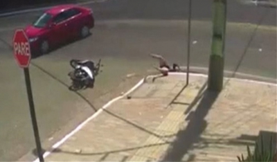 Συγκλονιστικό τροχαίο στη Βραζιλία: Αυτοκίνητο συγκρούεται με σκούτερ και η οδηγός πέφτει σε υπόνομο