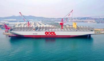 «OOCL Piraeus»: Στον Πειραιά ένα από τα μεγαλύτερα containerships παγκοσμίως