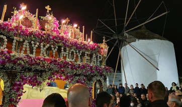 Πάρος – Παροικία: Άκρως ευλαβικές και συγκινητικές οι στιγμές της Περιφοράς του Επιταφίου στην πρωτεύουσα του νησιού (Βίντεο)