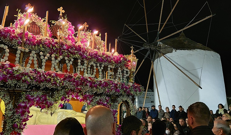 Πάρος – Παροικία: Άκρως ευλαβικές και συγκινητικές οι στιγμές της Περιφοράς του Επιταφίου στην πρωτεύουσα του νησιού (Βίντεο)