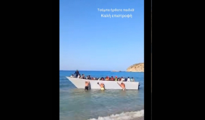 Κρήτη: Λουόμενοι απομακρύνουν βάρκα με μετανάστες (βίντεο)
