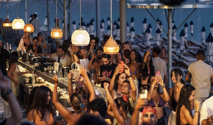 Crios Paros: Ο Ιούλιος χτυπάει δυνατά στην καρδιά του καλοκαιριού