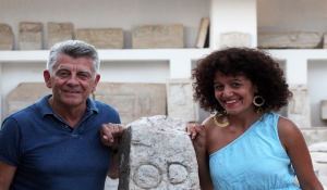 Πάρος: Πανσέληνος στο Αίθριο του Αρχαιολογικού Μουσείου με την Λίνα Παλερά να παίζει αρχαία ελληνική λύρα (Βίντεο)