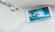 11 βήματα για να στεγνώσετε το κινητό σας που έπεσε στο νερό