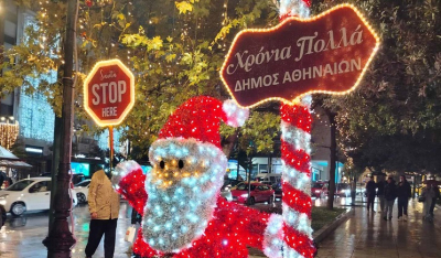 Φωταγωγήθηκε υπό βροχή και με συνοδεία μουσικής το Χριστουγεννιάτικο δέντρο στο Σύνταγμα (Βίντεο)