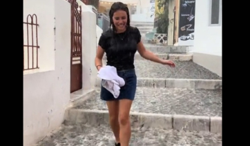 Σαντορίνη: Τουρίστρια τρολάρει τη βροχή στο νησί (βίντεο)