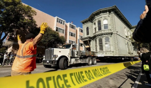 Σαν Φρανσίσκο: Βικτοριανή κατοικία 139 ετών μεταφέρθηκε, για να σωθεί, σε ρόδες [εικόνες]