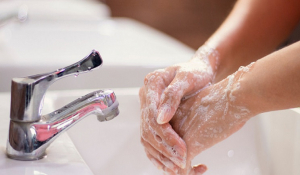 Κορωνοϊός: Τι είναι πιο αποτελεσματικό -Το πλύσιμο με σαπούνι ή το αντισηπτικό τζελ;