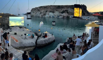 Το πιο όμορφο θερινό σινεμά στον κόσμο: Στην Κίμωλο, ανάμεσα στα βράχια και στη θάλασσα, τρομερό σκηνικό