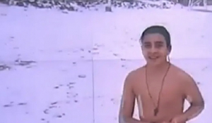 Μύκονος: Έκανε μπάνιο στη χιονισμένη Ψαρρού μπροστά στην κάμερα
