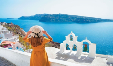 ΤτΕ: Διψήφια αύξηση στις τουριστικές εισπράξεις το α’ τετράμηνο – Ανοδος 5,8% στις αφίξεις