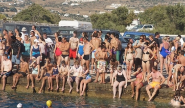 Ρεκόρ συμμετοχών στο διάπλου Πάρου – Αντιπάρου… Ξεπέρασαν τους 450 οι συμμετέχοντες! (Φώτο + Βίντεο)