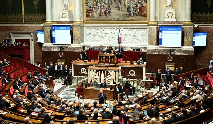 Σε πολιτική δίνη η Γαλλία: Κατέρρευσε η κυβέρνηση - Διορίζει άμεσα νέο πρωθυπουργό ο Μακρόν (βίντεο)