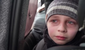 «Αφήσαμε τον μπαμπά στο Κίεβο»: Μικρός Ουκρανός πρόσφυγας συγκλονίζει
