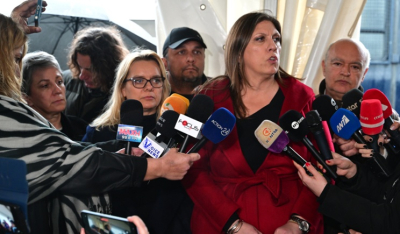 Δύο αυτεπάγγελτες δικογραφίες σε βάρος της Κωνσταντοπούλου γιατί βιντεοσκοπούσε αστυνομικούς στη δίκη για τα Τέμπη