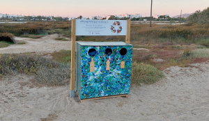 Εγκατάσταση κάδων τριών ρευμάτων ανακύκλωσης για πλαστικό, γυαλί και αλουμίνιο σε 10 παραλίες της Αντιπάρου.
