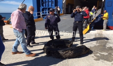 Ελαστικό φορτηγού ακινητοποίησε το Blue Star Delos στο λιμάνι της Πάρου !